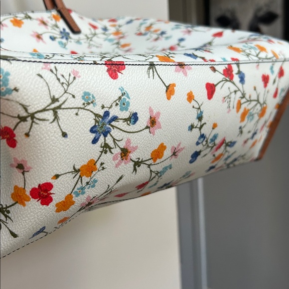 Tory Burch Delphi Floral Tote - Picture 8 of 9